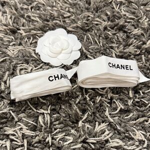 CHANEL White Ribbon and Flower Set